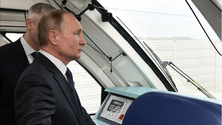 VIDEO Putin se prvi vozio u vlaku preko Krimskog mosta